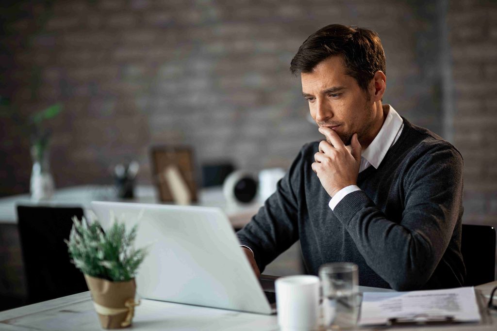 Sesgos cognitivos: errores que afectan tus decisiones